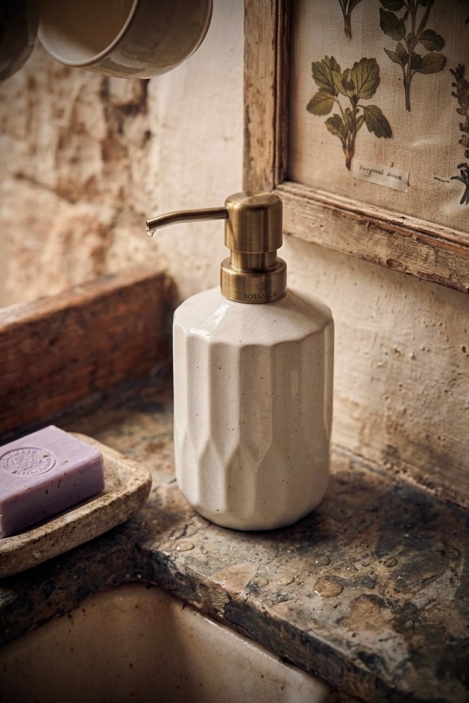 Simple and practical with a subtle vintage touch—adds charm to your sink while keeping things functional.